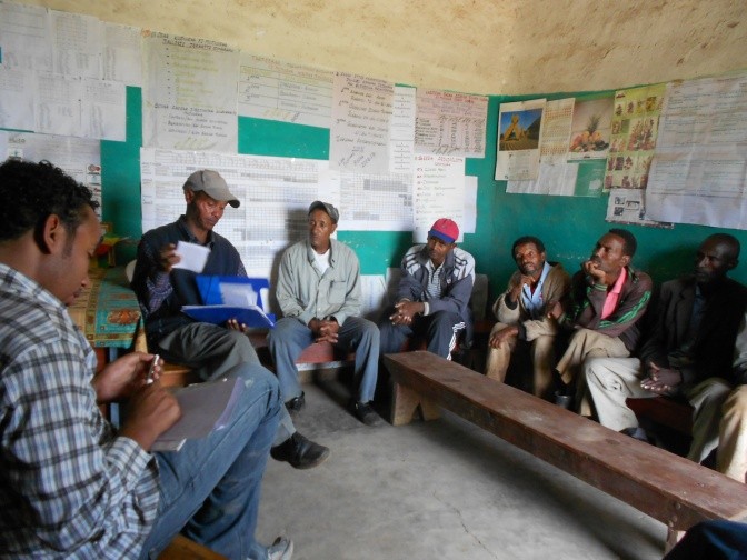 Evaluating irrigation advice via SMS with tomato and onion farmers in Arata Chufa. Oromiya, Ethiopia. Photo: Gijs Simons