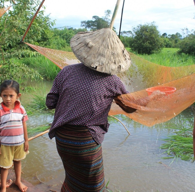 Fishing in Bueng Kiat Ngong wetland, Lao PDR. Photo: Matthew McCartney/IWMI
