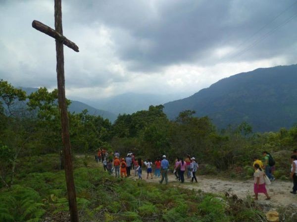 Residents of Gramalote — a Colombian town destroyed by a mudslide in 2010 — visit the proposed location for the rebuilding of their town. (© CI/photo by Patricia Bejarano) 