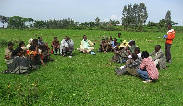 Community members from Limbichoch village discuss enclosure of grazing land with ILRI researcher. Photo: ILRI