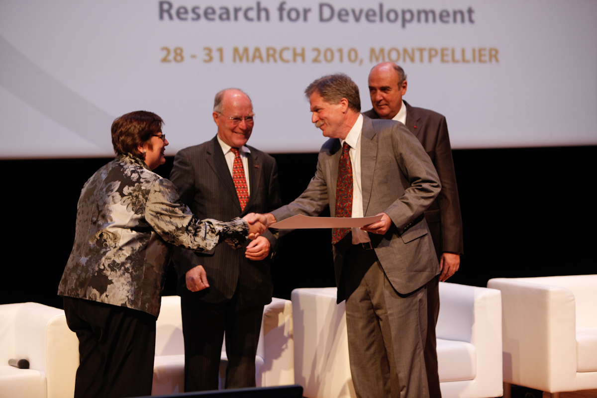 David Molden (right) receives the CGIAR Outstanding Scientist of the Year award from Katherine Sierra, Chair of the CGIAR, during the Global Conference on Agricultural Research for Development in Montpellier, France, on March 29, 2010. Photo: CGIAR. 