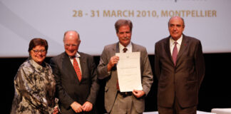David Molden (third from left) shows the diploma for the CGIAR Outstanding Scientist of the Year award, during the Global Conference on Agricultural Research for Development in Montpellier, France, on March 29, 2010. Photo: CGIAR.