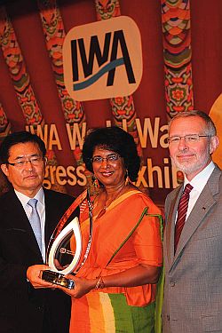 Kusum Athukorala receiving the 2012 Women in Water award from Changwon Kim, IWA World Water Congress President. 