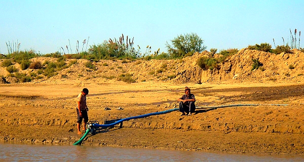 Pumping water, Amu Darya, Turkmenistan (Central Asia)