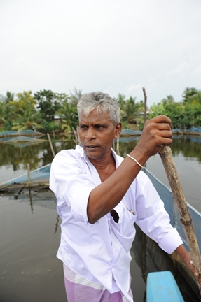 Guiding a canoe through a fish farm at Seeduwa near Negombo.  Photo: IWMI/Saaliya Thilakarathna