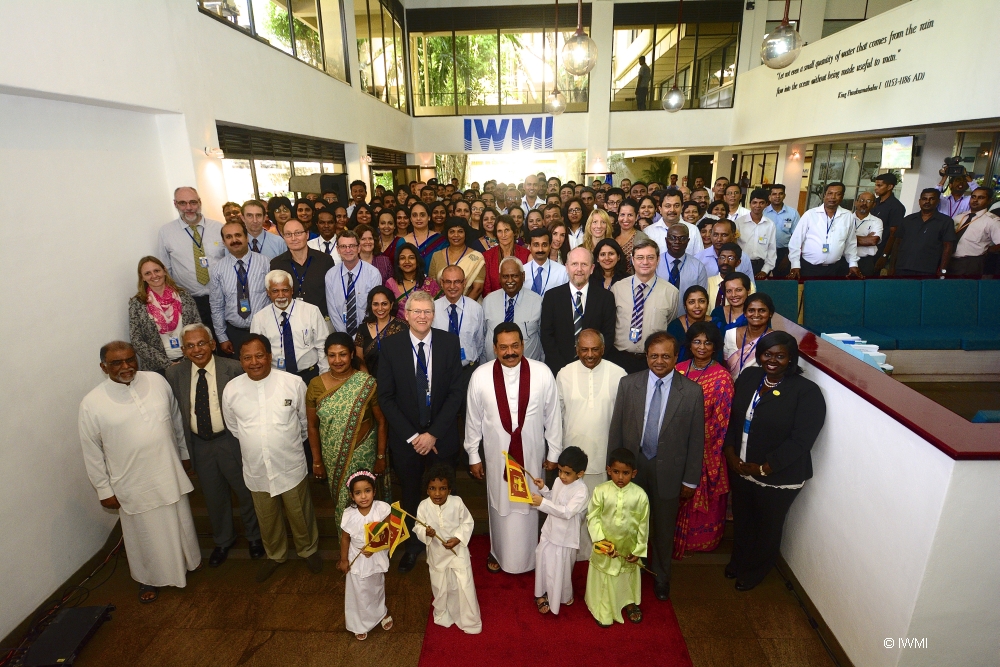 H.E. President Mahinda Rajapaksa with the staff of the International Water Management Institute (IWMI)