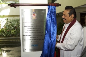 H. E. President Mahinda Rajapaksa unveils the plaque at IWMI