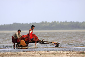 Small-scale sustainable fishing by canoe