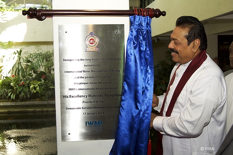 The President unveils the plaque at IWMI.