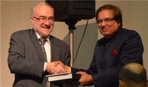 Tushaar Shah accepts the Water for Life Award 2014 on behalf of IWMI-ITP from Michel Jarreau, Chair of UN-Water, at the United Nations University in Tokyo on Friday, 21 March.