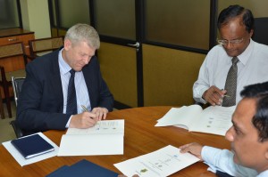 IWMI Director General Jeremy Bird and CEA Chairman D.W. Prathapasinghe sign an agreement  to produce pellets from compost