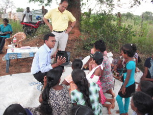 The Ponnagar community discusses its water woes with IWMI and IOM 