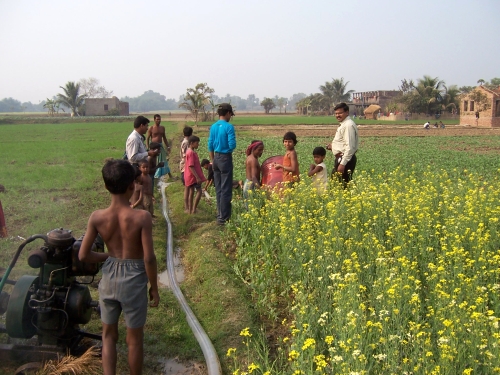 Groundwater pumping for irrigation in West Bengal (photographer AditiMukherji/IWMI)