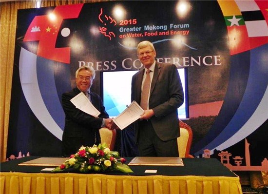 Signing the Mekong MOU