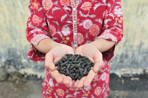 Dhakar, Bangladesh. Freshly made pellets of organic fertilizer made from processed human waste. After compost is mixed with binding agents, it is fed into a machine to produce pellets. Safe to handle and use on food crops, the pellets are also easy to store and transport. Researchers are investigating whether the pellets can help stagger the release of nutrients, potentially reducing the number of applications by farmers. “While human waste management is a challenge, it also offers a business and development opportunity that could benefit millions of poor farmers,” says Pay Drechsel, leader of WLE’s Resource Recovery and Reuse research theme. Photo: Neil Palmer