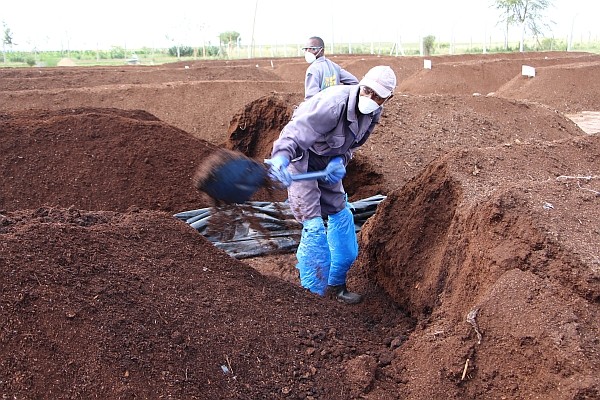 Nairobi, Kenya. Workers compost human waste to make fertilizer. In Kenya, Ethiopia and Uganda, IWMI is investigating the investment climate for resource recovery and reuse (RRR), a study which will now be expanded to six countries in South and South-East Asia. An essential component of the work is to engage actively with relevant stakeholders to identify and develop indicators for the assessment of the business environment under which the RRR businesses are operating in a region. Photo: Thor Windham Wright