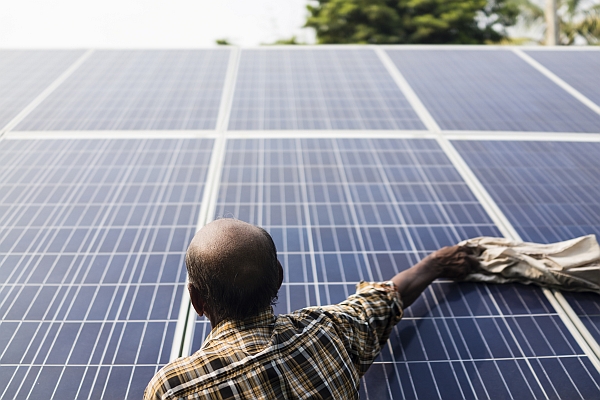 Cleaning solar panels for better efficiency Photo: Prashanth Vishwanathan / IWMI 