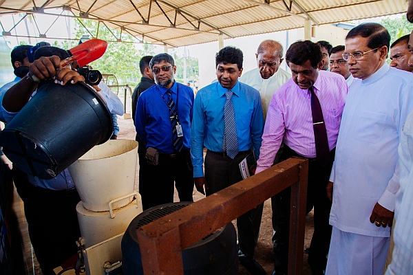 Senior Researcher of Resource Recovery & Reuse, Sudarshana Fernando and researcher Lakshika Hettiarachchi demonstrated to Hon. Maithripala Sirisena and Minister of Agriculture Duminda Dissanayake how to convert compost into pellets of organic fertilizer.
