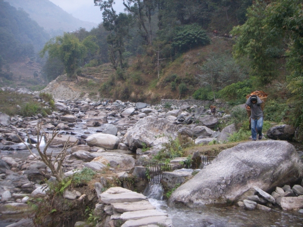 Farmers carry crops downstream in the Nepal mountainside. Photo: Vladimir Smakhtin / IWMI