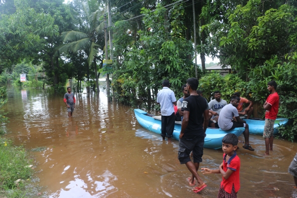 Boat provided by the Disaster Management Centre (DMC) being used to rescue people around Kalutara village. Photo: IWMI.
