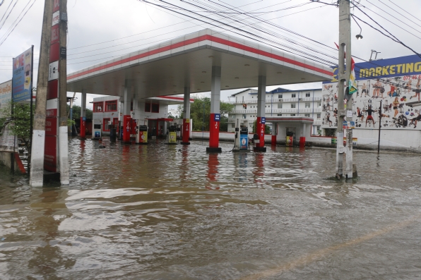 Fuel station inundated by flood waters. Photo: IWMI.