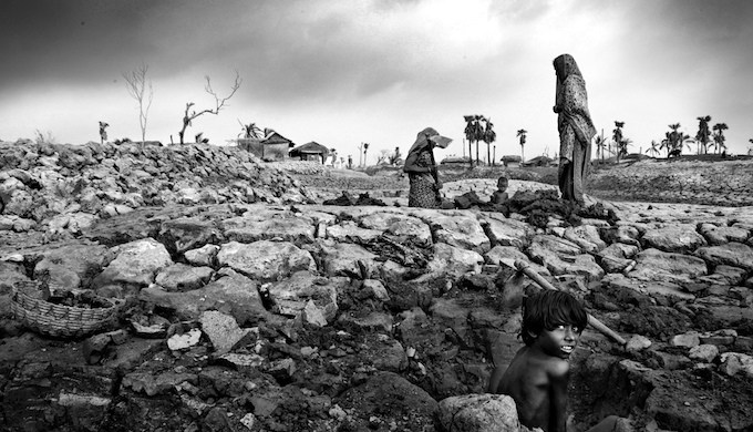 Communities along Bangladesh’s southwest coastline struggled to rebuild their lives after Cyclone Alia struck in May 2009. (Photo by Mohammad Rakibul Hasan CGIAR)