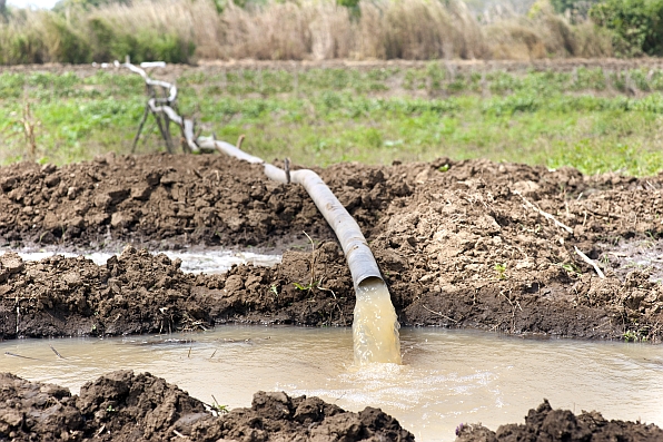 Pumping water to furrows through pipes, Pwalugu, Upper East Region. Photo: Hamish John Appleby / IWMI