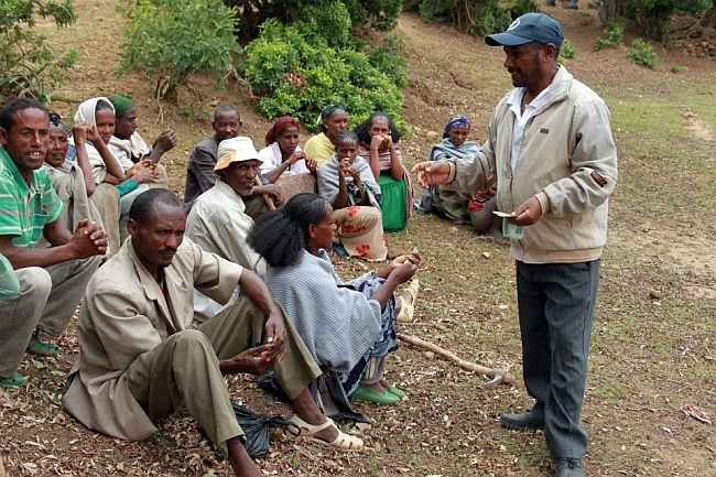 A discussion among farmers. Photo: Simon Langan / IWMI