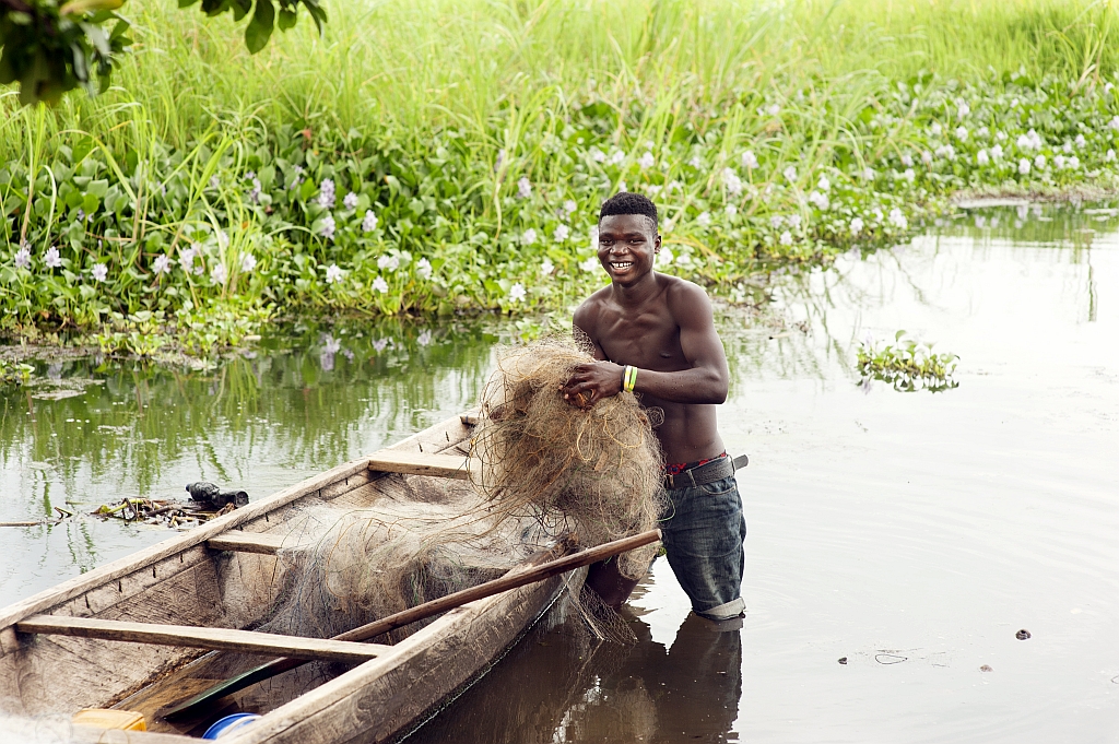 Fisherman with his canoe at Volta Lake. Photo: Hamish John Appleby/IWMI