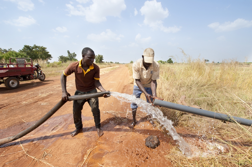Pumping water from a canal to irrigate farms. Photo: Hamish John Appleby / IWMI