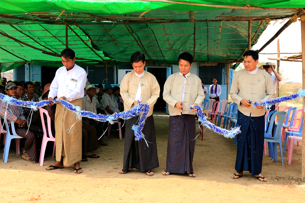 Inauguration by Water User Association Chairman, Irrigation and Water User Utilization Department at Regional, District and Township level (from left to right).. Photo: Sanjiv De Silva / IWMI
