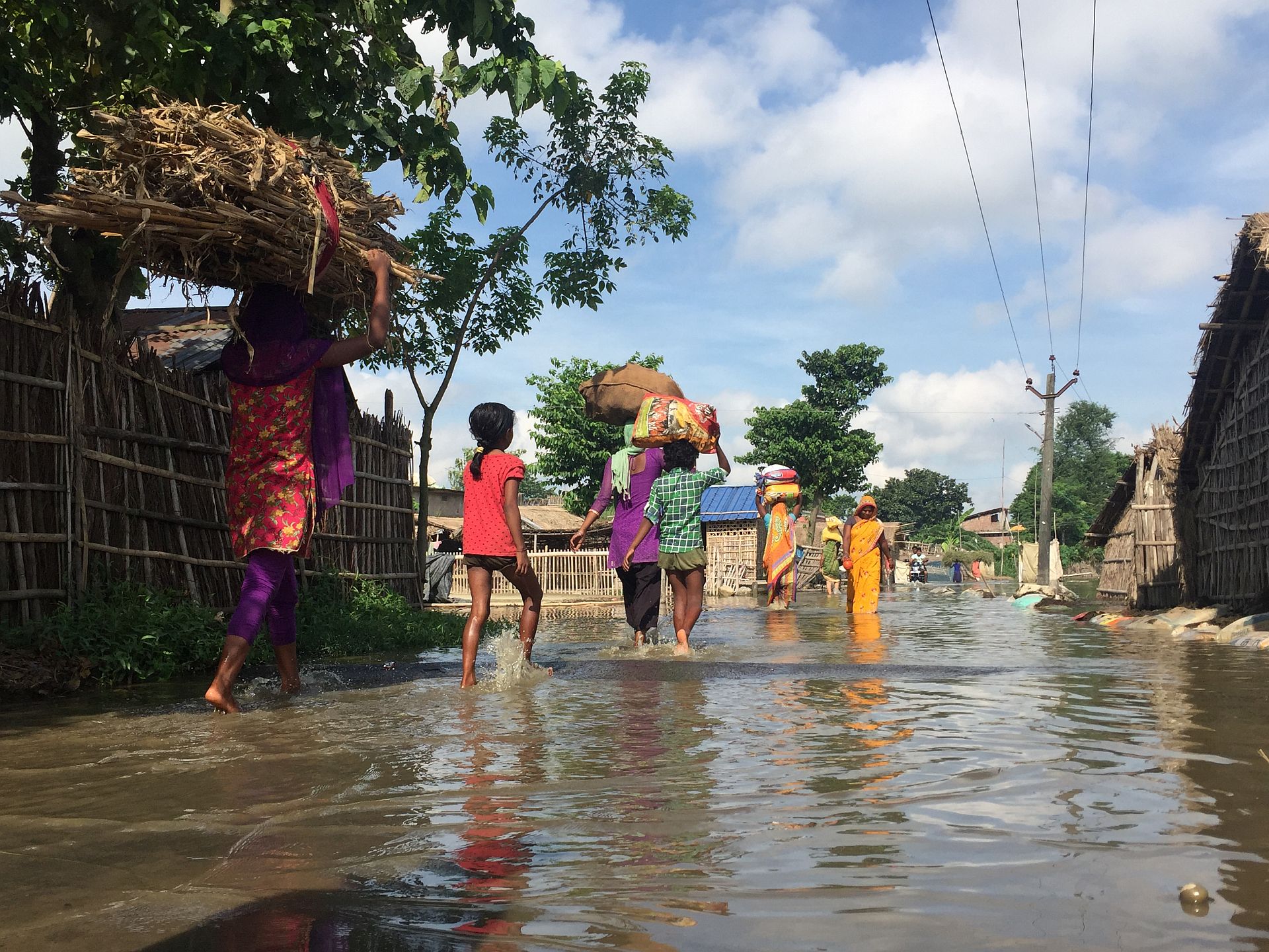 Villagers moving to safer areas due to floods in Bihar, India. Photo: Dr Dakshina Murthy / IWMI