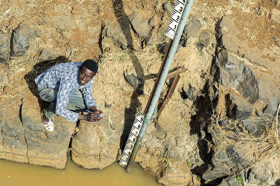 Measuring the water level in the Ajuri River in Ethiopia. Photo: Maheder Haileselassie / IWMI