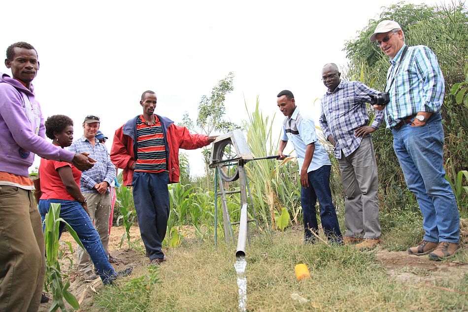 A farmer in Ethiopia demonstrates a hand pump used for agriculture. Photo: Apollo Habtamu / IWMI