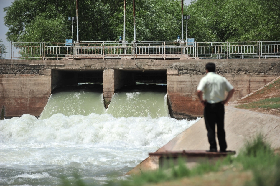 An irrigation water channel in Central Asia. Photo: Neil Palmer / IWMI