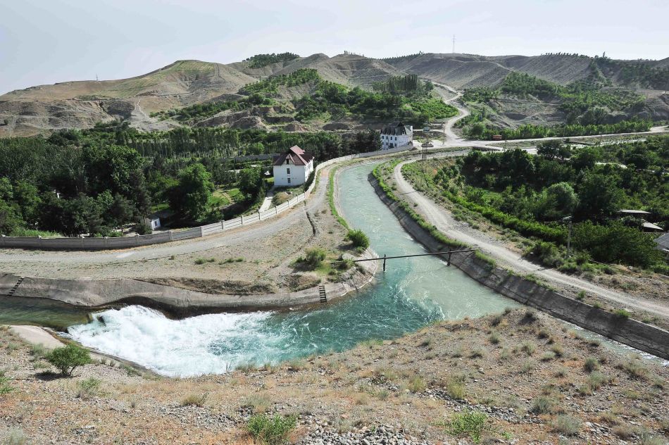 The South Ferghana Main Canal, which flows across Kuva District in Ferghana Provine, Uzbekistan. Photo: Neil Palmer / IWMI