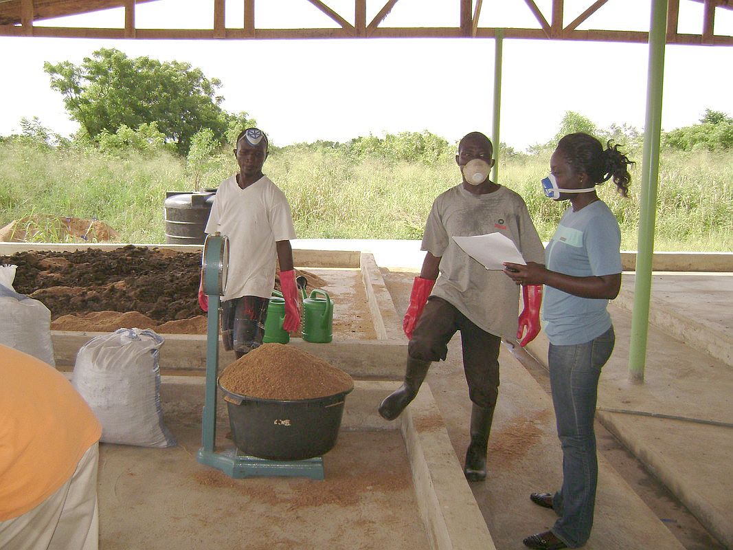Composting organic urban waste in Ghana. Photo: Josiane Nikiema / IWMI