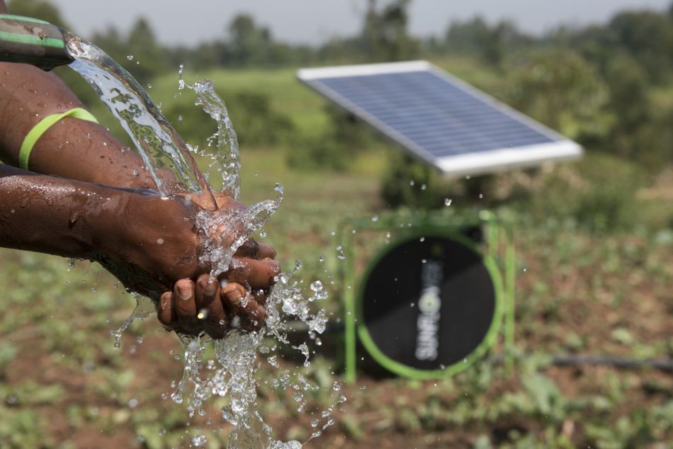 Irrigating a farm using solar powered water pump. Jeffery M Walcott / IWMI