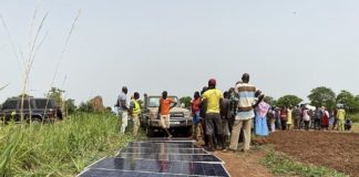 Farmers attending a solar irrigation pump demonstration by Pumptech in Northern Ghana. Photo: Thai Thi Minh / IWMI
