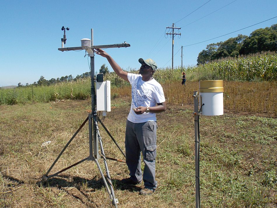 Dr. Mabhaudhi demonstrates an automatic weather station to learners at a rural high school in Swayimane, KwaZulu-Natal, South Africa. Photo: Umgeni Resilience Project