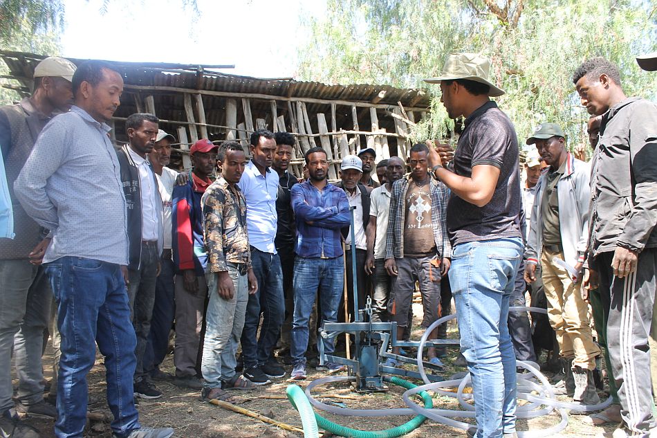 An IWMI water engineer explaining the use of water harvesting technologies to farmers in the Dugda District of the Oromiya Region in Ethiopia. Photo: Yonas Tafesse, Consultant / IWMI