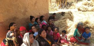Farmer group discussion in Lamkane (Photo: Stephanie Cheesman / CIMMYT)