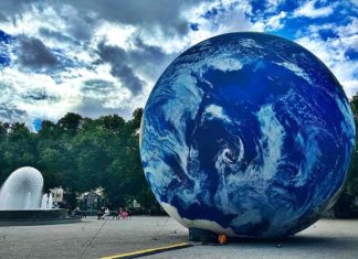 The Terralona Model of Earth exhibit by Visyalove made its way from Czech Republic’s Brno Planetarium Hvězdárna to outside Norra Latin in Stockholm for this year’s World Water Week Photo: Samurdhi Ranasinghe / IWMI