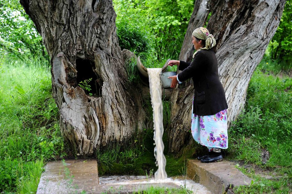 A woman collects freshwater in Central Asia. Photo: Neil Palmer / IWMI