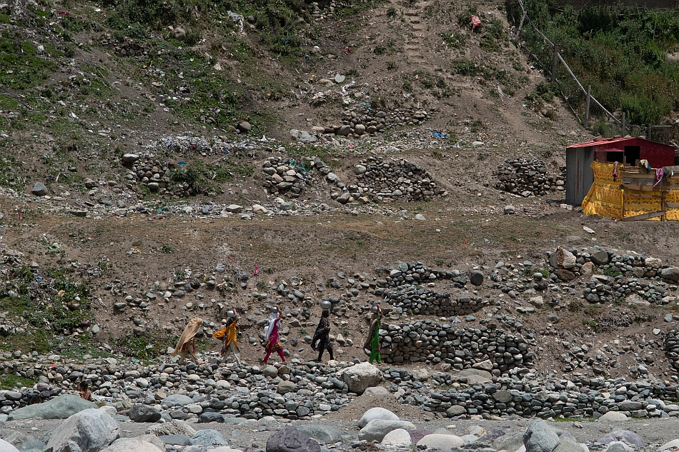 Women walk through drought-stricken rural Pakistan looking for water. IWMI/Muhammad Usman Ghani 
