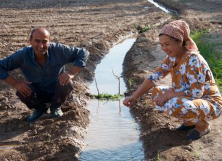 Two farmers work in rural Tajikistan as part of a Water User Association in Central Asia. Madeline Dahm / IWMI