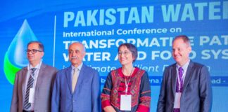 IWMI’s Mohsin Hafeez and Mark Smith inaugurate Pakistan Water Week alongside Iqar Khan and Claudia Ringler. IWMI / Pakistan