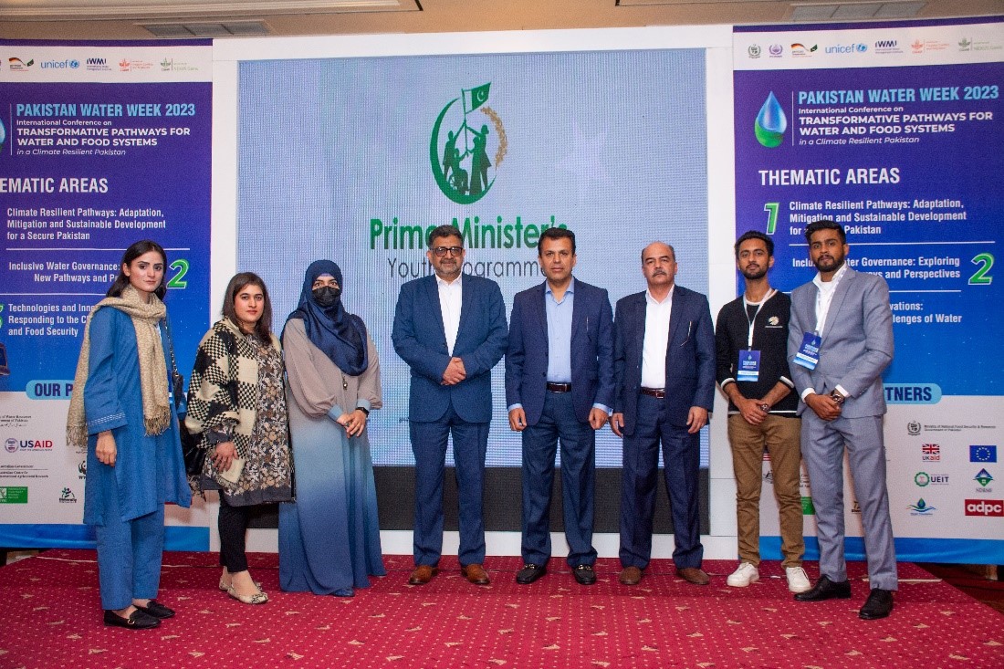 IWMI invited students from the Prime Minister’s Green Youth Movement clubs to present their research on water resilience and innovations. IWMI / Pakistan