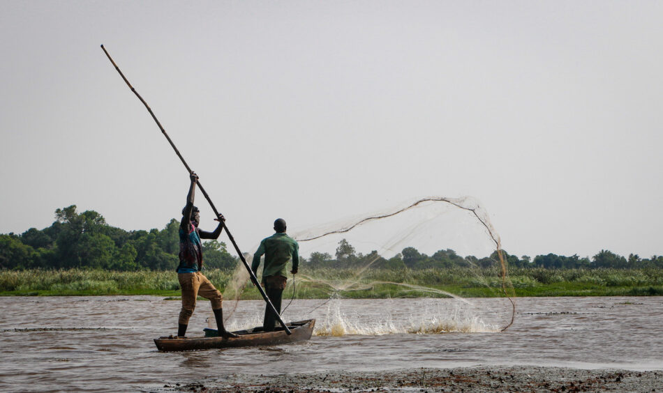 Fishermen cast their nets at Lake Koba, Burkina Faso. Photo: Manon Koningsten / IWMI